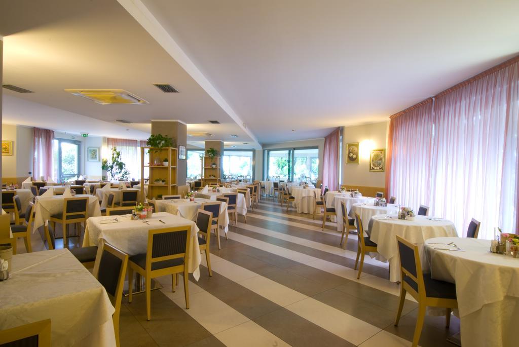 Hotel Oasi Wellness & Spa Riva del Garda Luaran gambar
